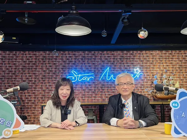 圖左為主持人 Jennifer，右為來賓輔大謝邦昌副校長