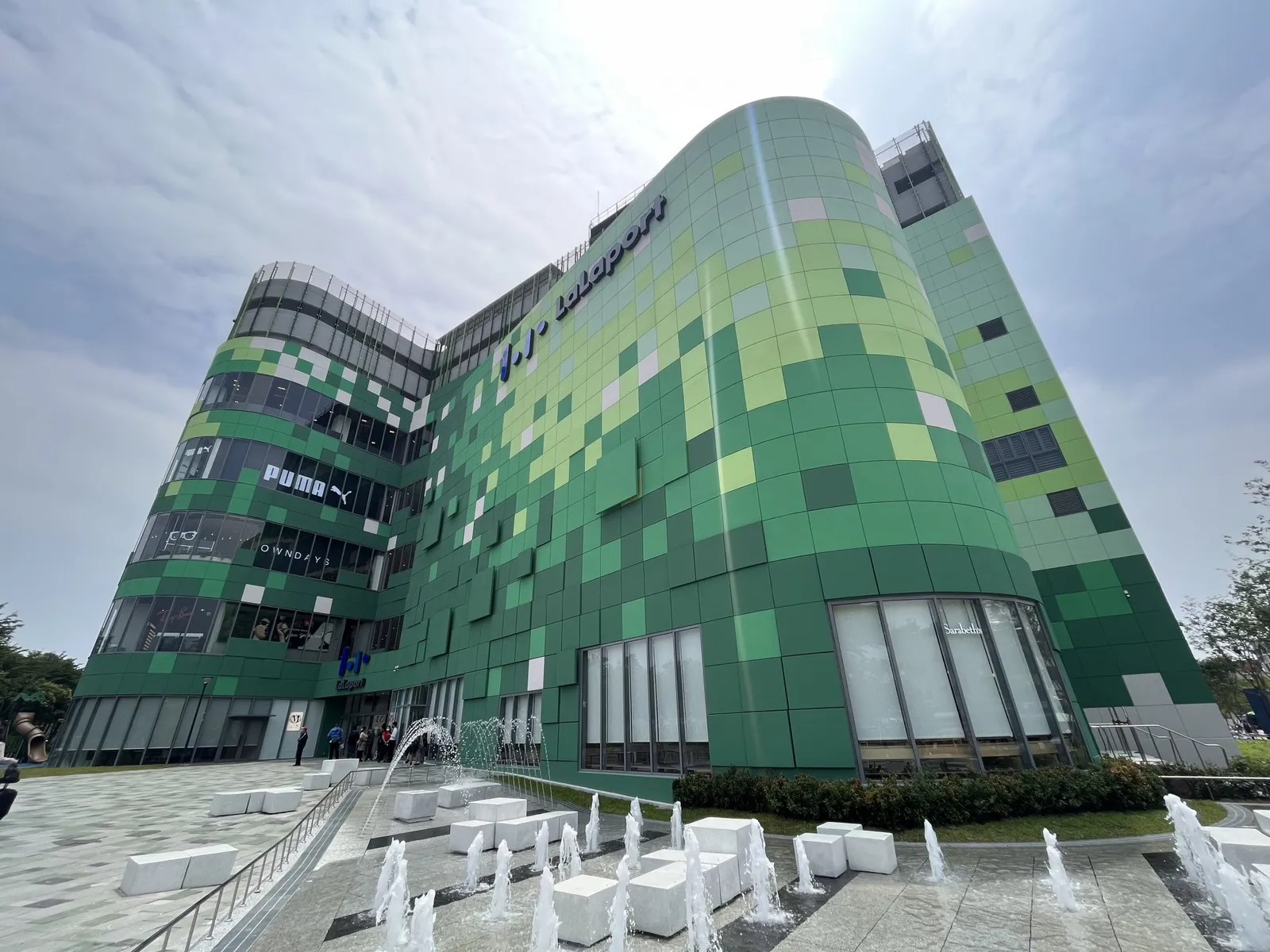 台中 LaLaport 北館直擊！瞄準家庭客，剪髮、洗衣、購物、用餐一次滿足