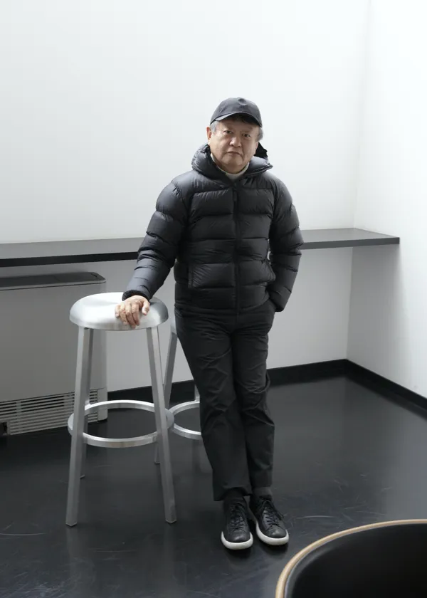 深澤直人設計師與作品Za椅凳合影