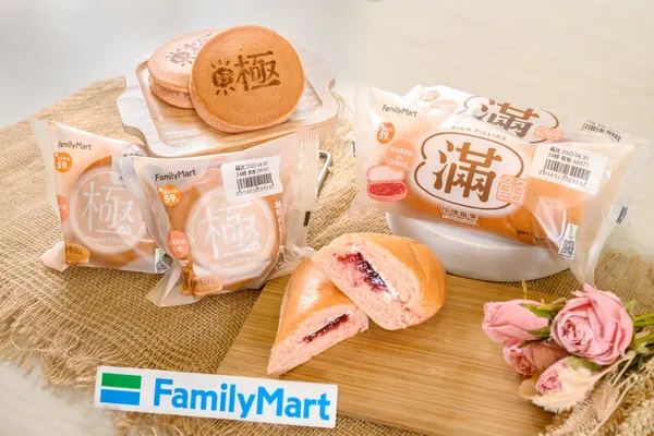 全家推出粉嫩的玫瑰莓果風味烘焙新品「玫瑰莓果滿餡麵包」與「玫瑰美莓鬆餅」