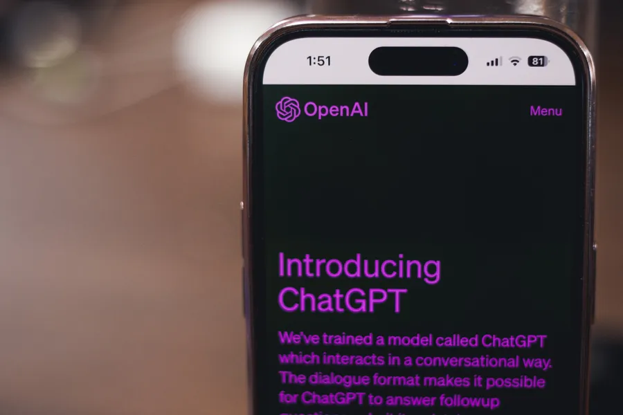 ChatGPT拿書來訓練、卻沒有付錢？麻煩來了！兩位作家怒起訴OpenAI