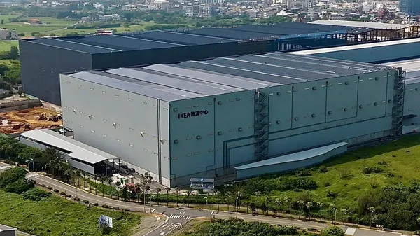 【新聞圖片4】IKEA物流中心屋頂建有11,078片的太陽能板，預計一年可減少8座大安森林公園樹木的