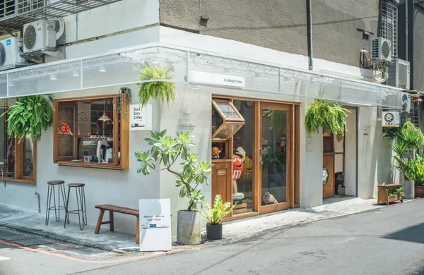 南港新據點！3+2 Design Studio 改造昆陽街老屋，邀「咖廢人、山海豆花、大麗士」進駐外帶店鋪