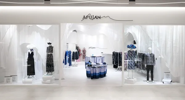 詹朴 APUJAN 首間台北直營店開幕！成立十週年，落腳NOKE忠泰樂生活展示百款服飾、歷年跨界合作成果與周邊商品