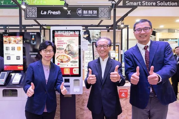 圖2 (左至右) 益欣資訊執行長康惠媚、鬍鬚張會長張永昌、拍檔科技總經理王保鋅.jpg