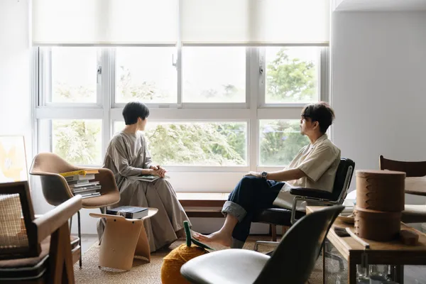 在雙人時區和諧運作，養老派的玩心——專訪中間研究室藝術總監郭中元╳減貼選物主理人 Sylvie