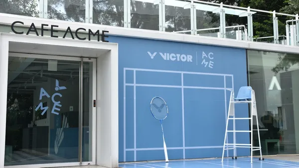 ACME X VICTOR 攜手打造期間限定店！宛如羽球場的啜飲空間，聯名色「冰灰藍」營造夏日風情