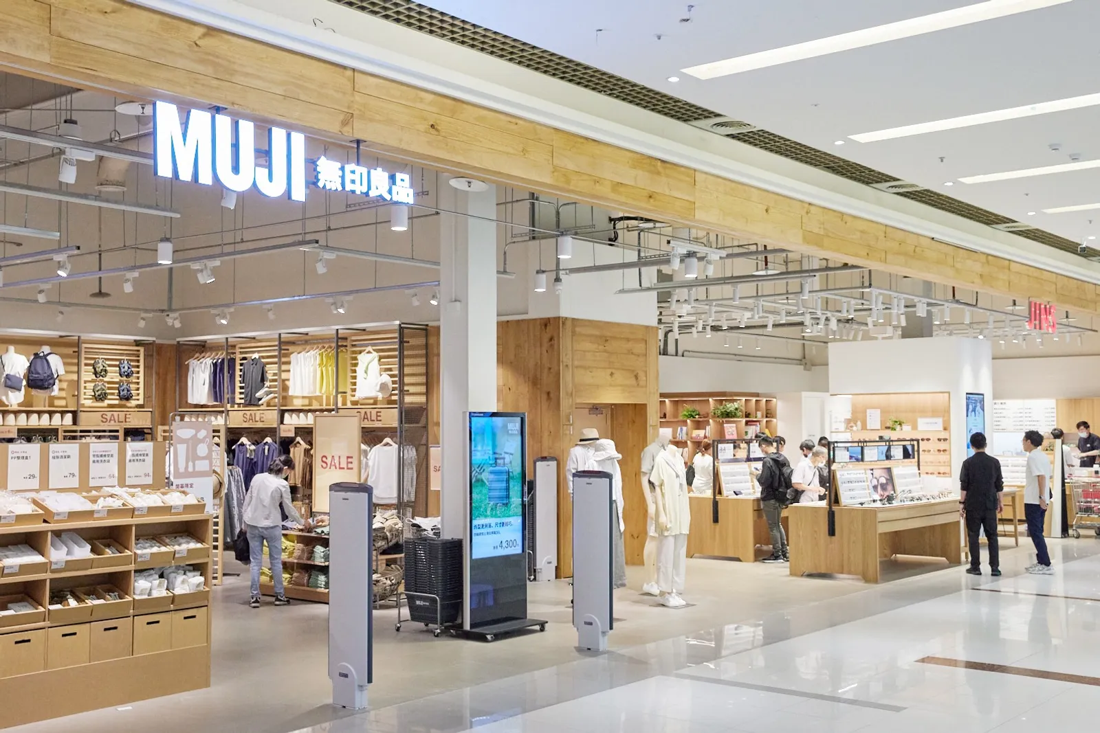 攜手無印良品開 500 坪複合店！JINS 來台 8 年首次進駐量販店，能創造多少綜效？