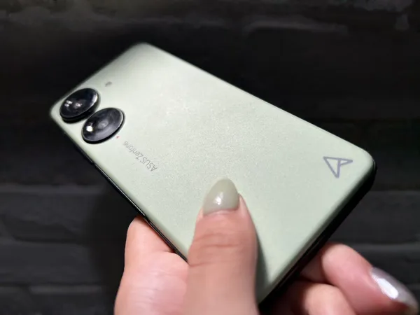 Zenfone 10背蓋光澤.jpg