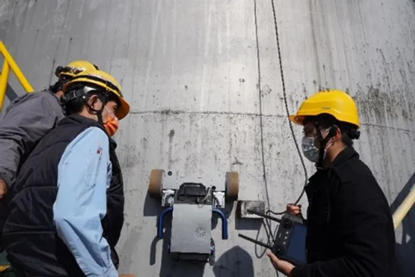 佐翼科技<貼壁式攀附智能車>