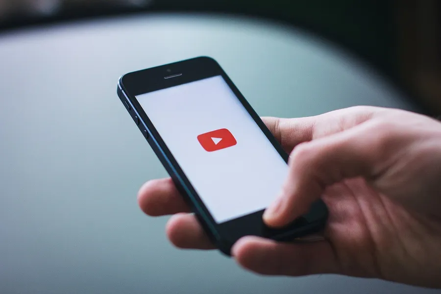 YouTube兩招遠離假新聞！新頁面推送「可靠新聞」，砸百萬助攻短影音