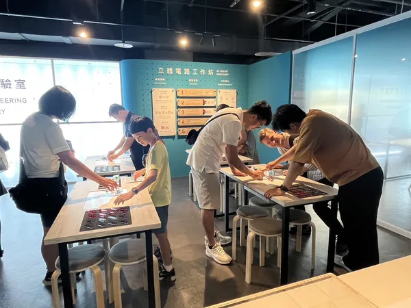 民眾在半導體未來館展區內動手體驗