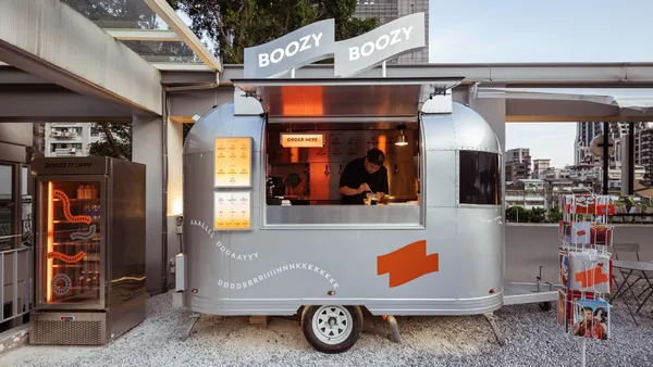 台北信義「Boozy Boozy」開張！空中花園復古露營車，攜手 Draft Land 推特色飲品等亮點