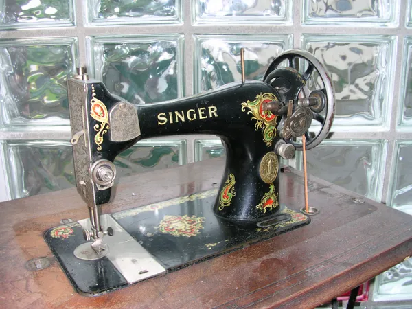 Singer_Nähmaschine_mit_Tisch_2