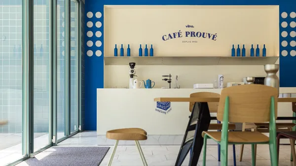 Café Prouvé by Vitra 期間限定咖啡館在台中！攜手 Hausinc Café 與 Jean Prouvé 經典作品，打造藍白系啜飲空間