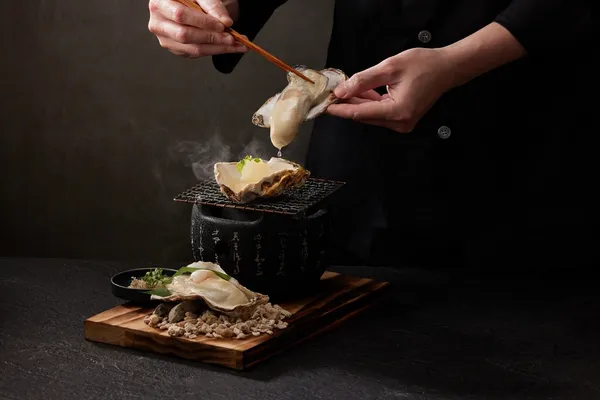 即日起到8月底，平日到「藝奇」享用兩客套餐，出示活動畫面，即享價值480元的「初霧酒燒廣島牡蠣」乙份