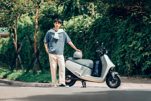 Gogoro x MUJI無印良品全新聯名系列_Gogoro VIVA MIX ME 原色灰_情境照