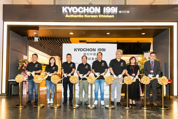 【新聞照片1】韓國炸雞第一品牌「橋村炸雞」正式登台，王座國際董事長王耀輝(右四)、總經理林子恒(左三