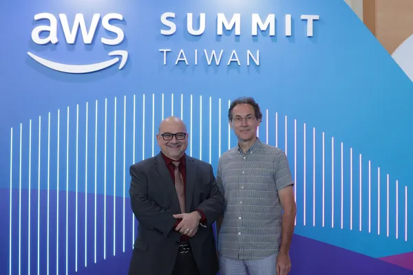 AWS全球IoT物聯網副總裁Yasser Alsaied及AWS企業策略師Gregor Hohpe蒞