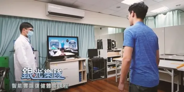 遊戲結合體感技術，提高使用者的意願多加重複練習，透過螢幕中遊戲場景裡的自己，反饋相對位置，主動性參與