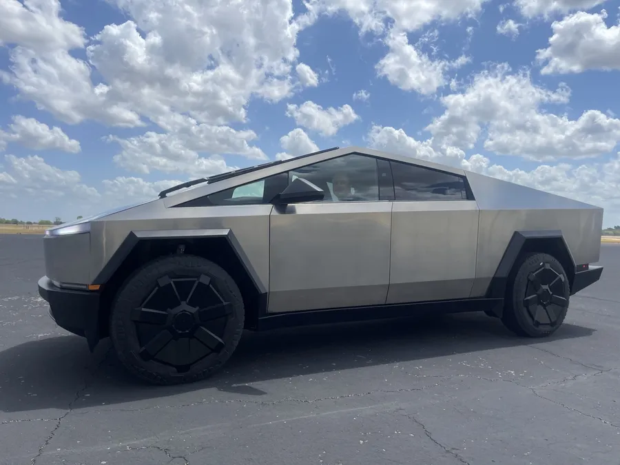 Cybertruck售價、規格還沒公布，生產遇到挑戰！準車主怒取消訂單，怎麼回事？