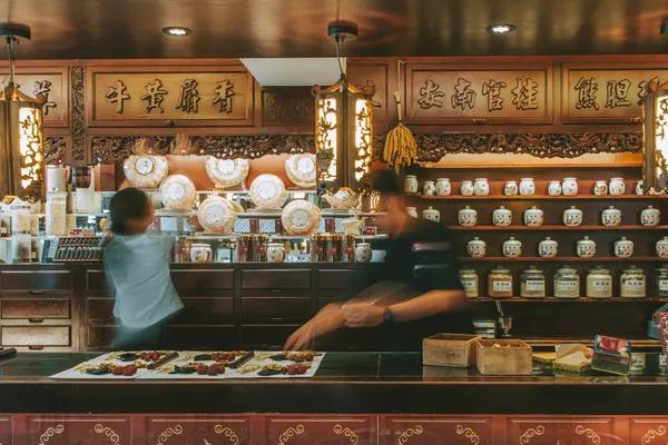 誠品生活新店｜中藥行「登義」（此為示意，非實際店景）