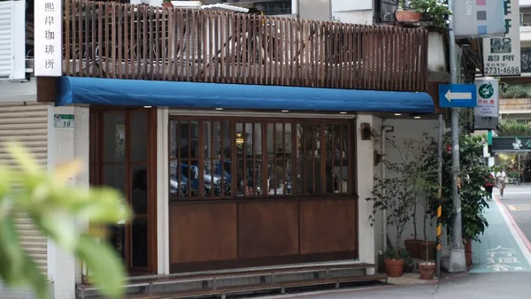 城市中的靠岸處！台北東區的街角咖啡廳「熙岸珈琲所」：日式木質空間設計、獨家瓜果風味飲品