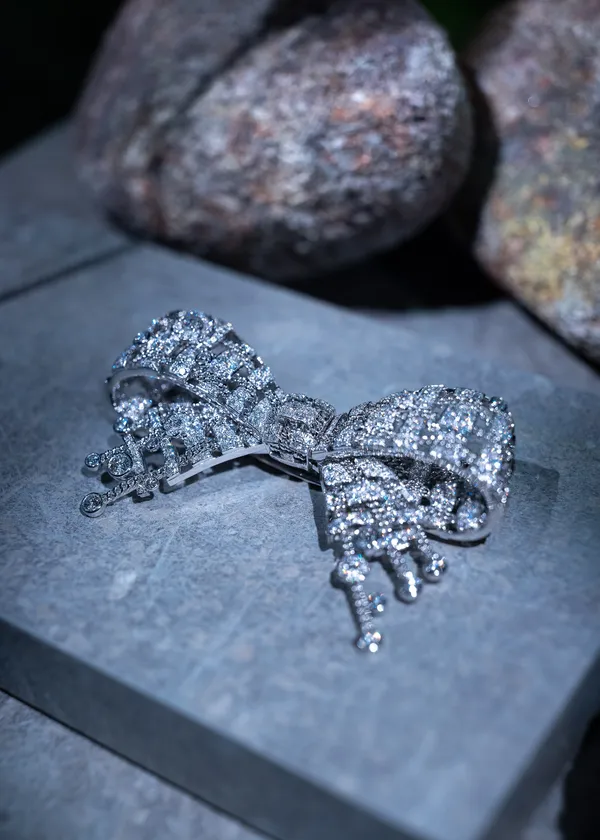 香奈兒TWEED DE CHANEL 頂級珠寶系列第一篇章(2020年)展示於Tweed Valle