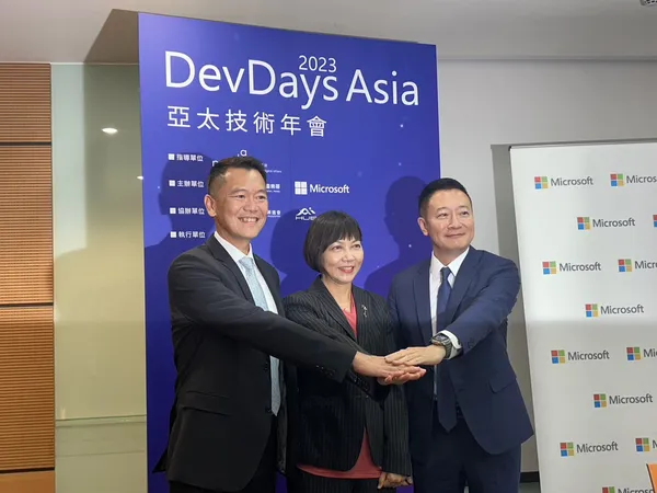 左起為台灣微軟總經理卞志祥、台灣微軟營運長陳慧蓉、台灣微軟公共業務事業群總經理陳守正