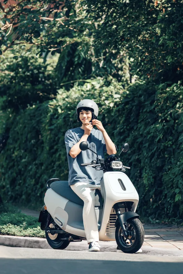Gogoro VIVA MIX ME 原色灰 與 Gogoro x MUJI無印良品 聯名安全帽
