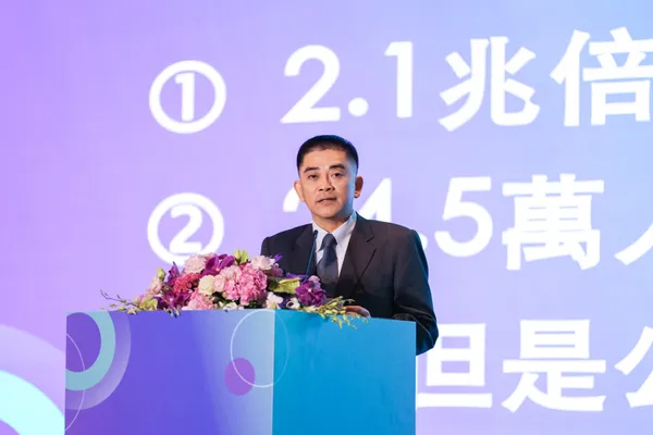 圖說2_台灣智慧移動產業協會理事長邱俊榮上台致詞.jpeg
