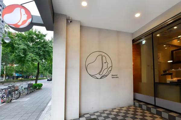 時隔 13 年，路易莎換上新 Logo 主視覺！店面招牌與內裝全換新，還將進軍精品咖啡