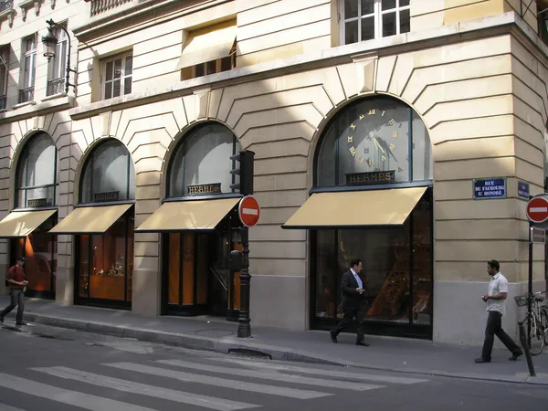 Rue_du_Faubourg-Saint-Honoré,_Paris_May_2006.jpg