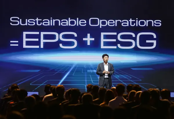 劉揚偉_鴻海董事長_黃仁勳_Nvidia創辦人_鴻海科技日2023_10_18_蔡仁譯攝-8.jpe