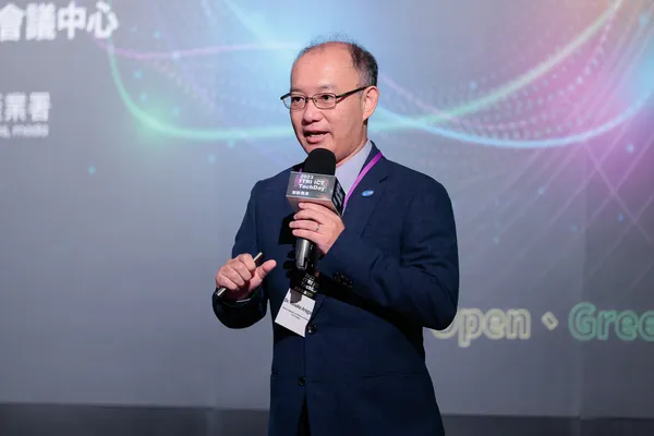 NTT副總經理荒金陽助。