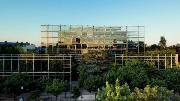 光影流動的玻璃建築：普立茲克得主 Jean Nouvel 設計——巴黎「卡地亞當代藝術基金會」
