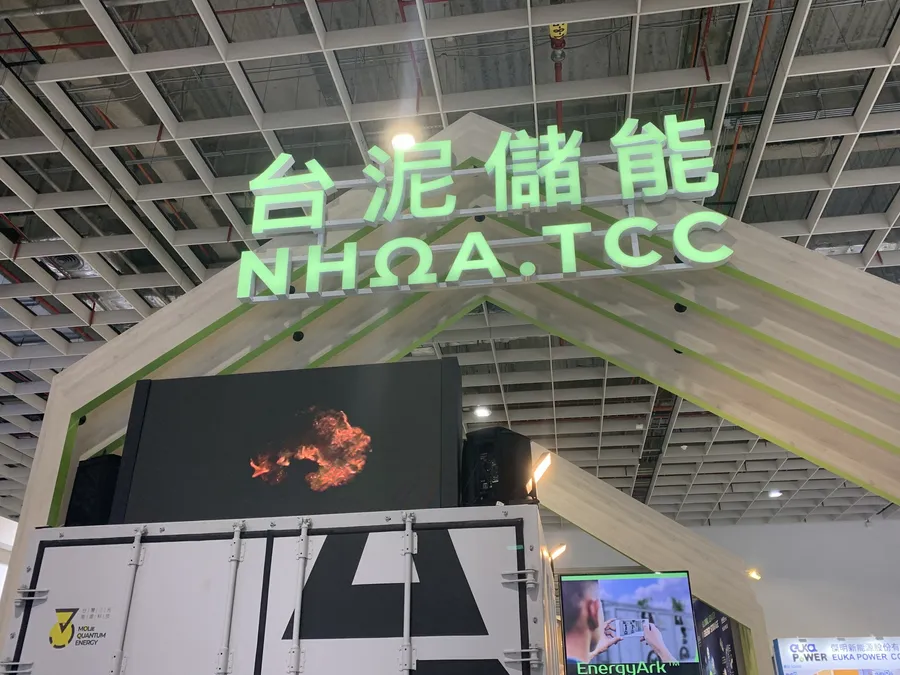 用多少付多少！台泥儲能櫃進駐福斯汽車，與車廠首度合作「充儲一體」優點有哪些？