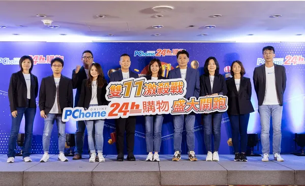 PChome網路家庭集團執行長暨網路家庭總經理張瑜珊(中)帶領網路家庭團隊迎戰年度電商大檔並與PCh