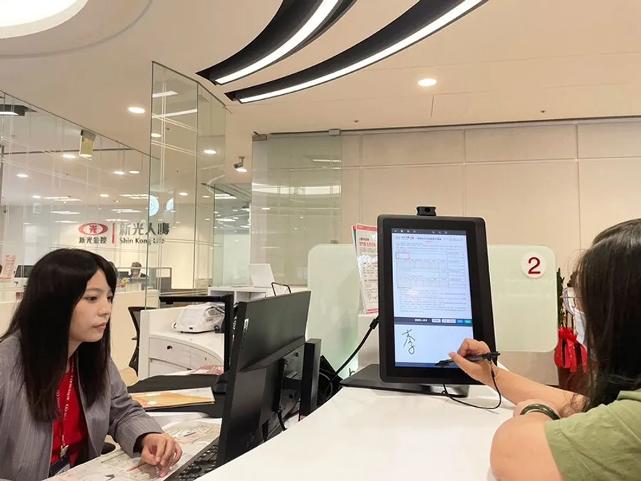 新光人壽導入寰宇數位無紙化服務．智慧科技與溫暖並存的數位櫃檯