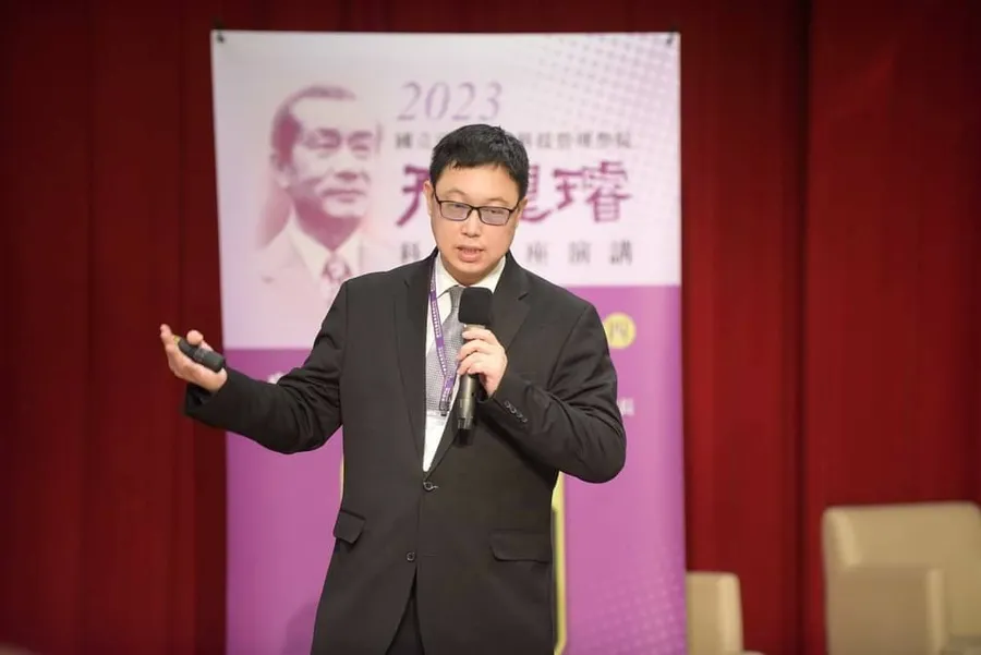 耐能創辦人劉峻誠於清大孫運璿科技講座暢談生成式AI，現場展示離線私有化/個人化 GPT 方案