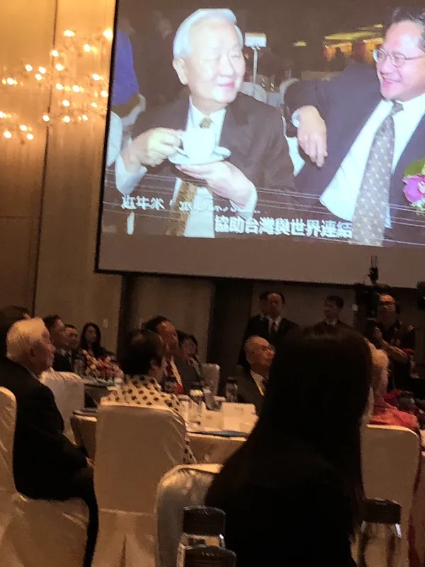 張忠謀與黃仁勳李國鼎獎.jpg
