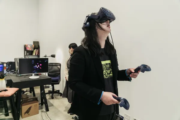 唐鳳部長至公司體驗VR作品《蟬與花》.jpg
