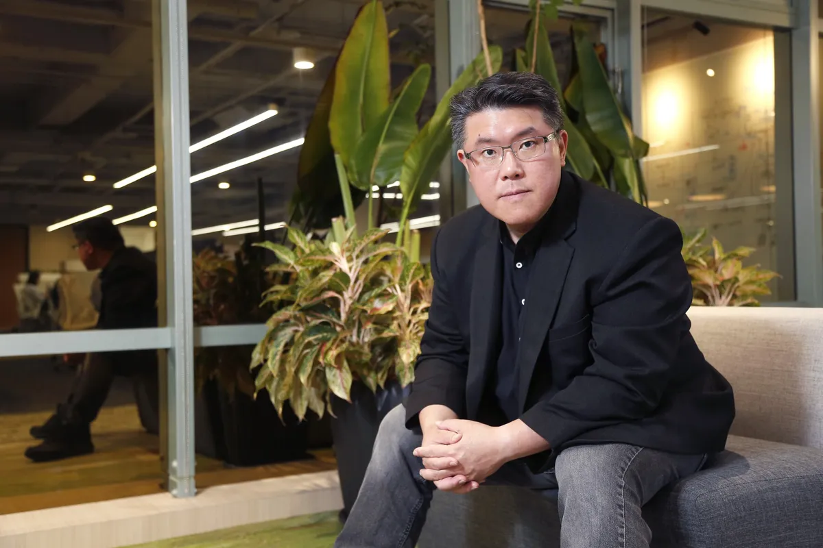 AmazingTalker 參考音樂串流平台 Spotify 的組織部落(tribe)模式,啟動改組,依照人員負責的產品或工作區分 6 個部落,比如負責產品最佳化及客戶服務人員,都在提升使用者體驗的產品體驗部落,一起實驗和 ChatGPT 協作。這項改組,讓公司整體生產力比過去提升 4∼5 倍。 圖/ 經理人