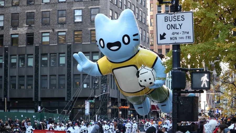Cool Cats現身梅西百貨感恩節遊行！兩大角色化身巨型氣球，還推出「虛實整合」商品