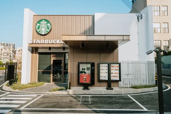 星巴克在地市場首間經Greener store認證門市，以山海綿延綠色永續為名，沙鹿北勢門市於11月