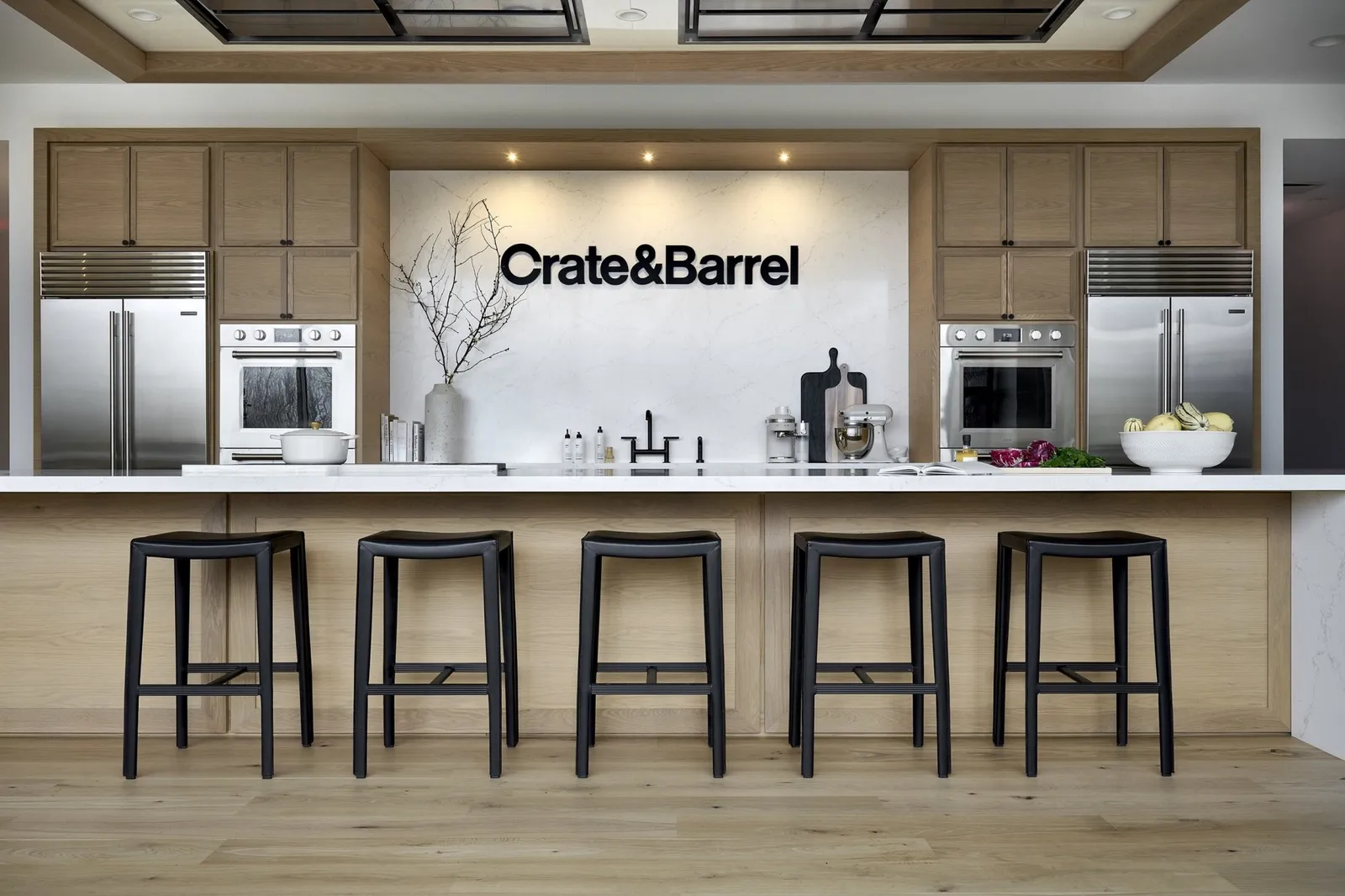 家居品牌 Crate & Barrel 同日開設實體、線上旗艦店，如何帶給消費者極致體驗？