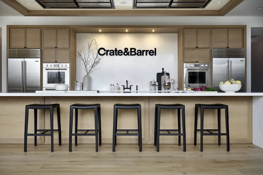 家居品牌 Crate & Barrel 同日開設實體、線上旗艦店，如何帶給消費者極致體驗？