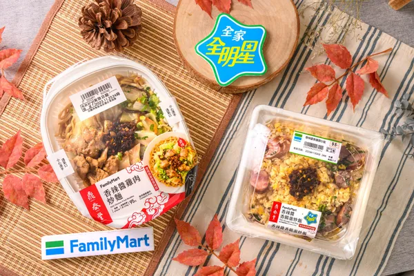 【新聞資料照05】「全家」鼎泰豐聯名香辣醬香腸蛋炒飯不僅為鮮食風雲榜熱銷第5名，香辣醬雞肉炒麵與四川