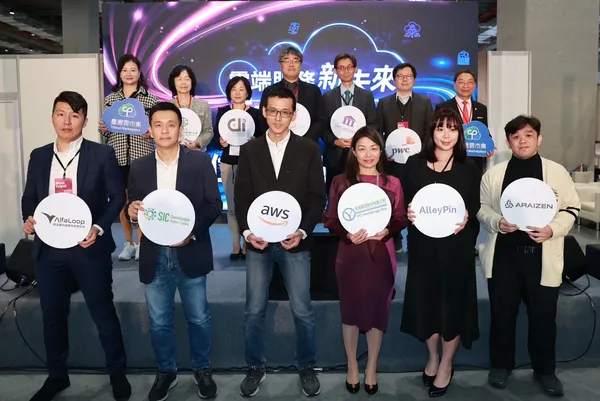 李懷仁次長蒞臨雲端服務新未來 數位轉型創新論壇開幕合影.jpg