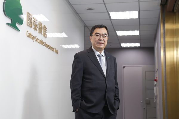  兼職風波燒出 9.5 億損失！國泰投信總經理張雍川引咎辭職，事件始末一次看